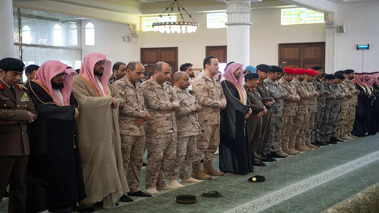 نائب أمير مكة يتقدم جموع المصلين في صلاة الغائب على مفتي المملكة بجدة